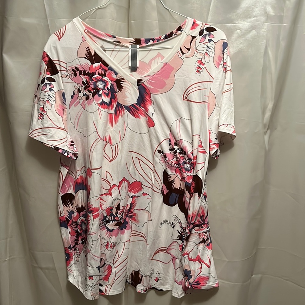 Women’s Plus Size 3X floral v-neck top